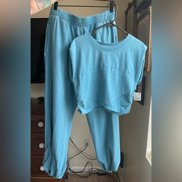 NWT- FP Movement Hot Shot Crossover Set - Picture 3 of 3